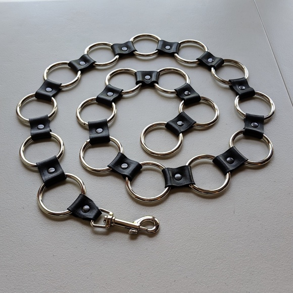 Black leather and "O" ring belt - Picture 4 of 5